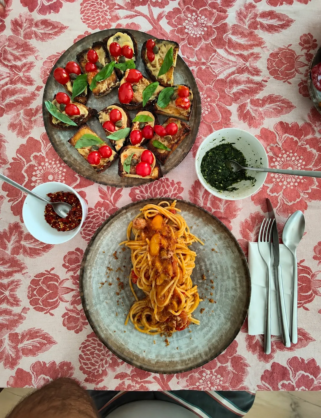 Bruschette e pasta al pomodoro sulla tavola