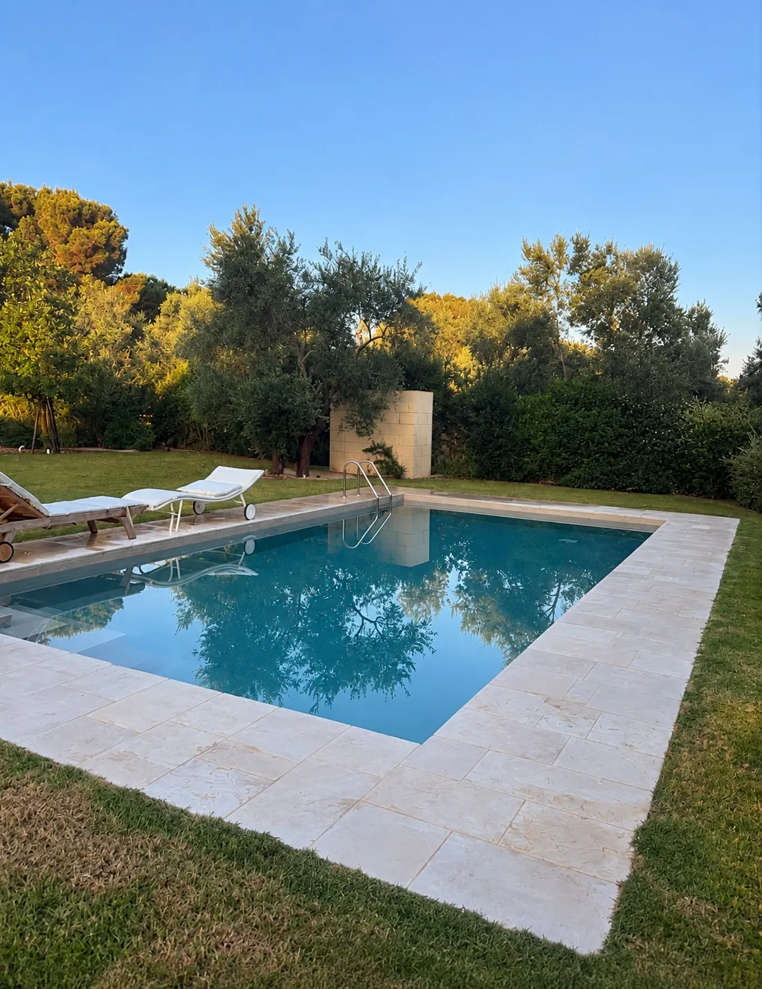 La piscina di Villa Pagano tra prato e ulivi