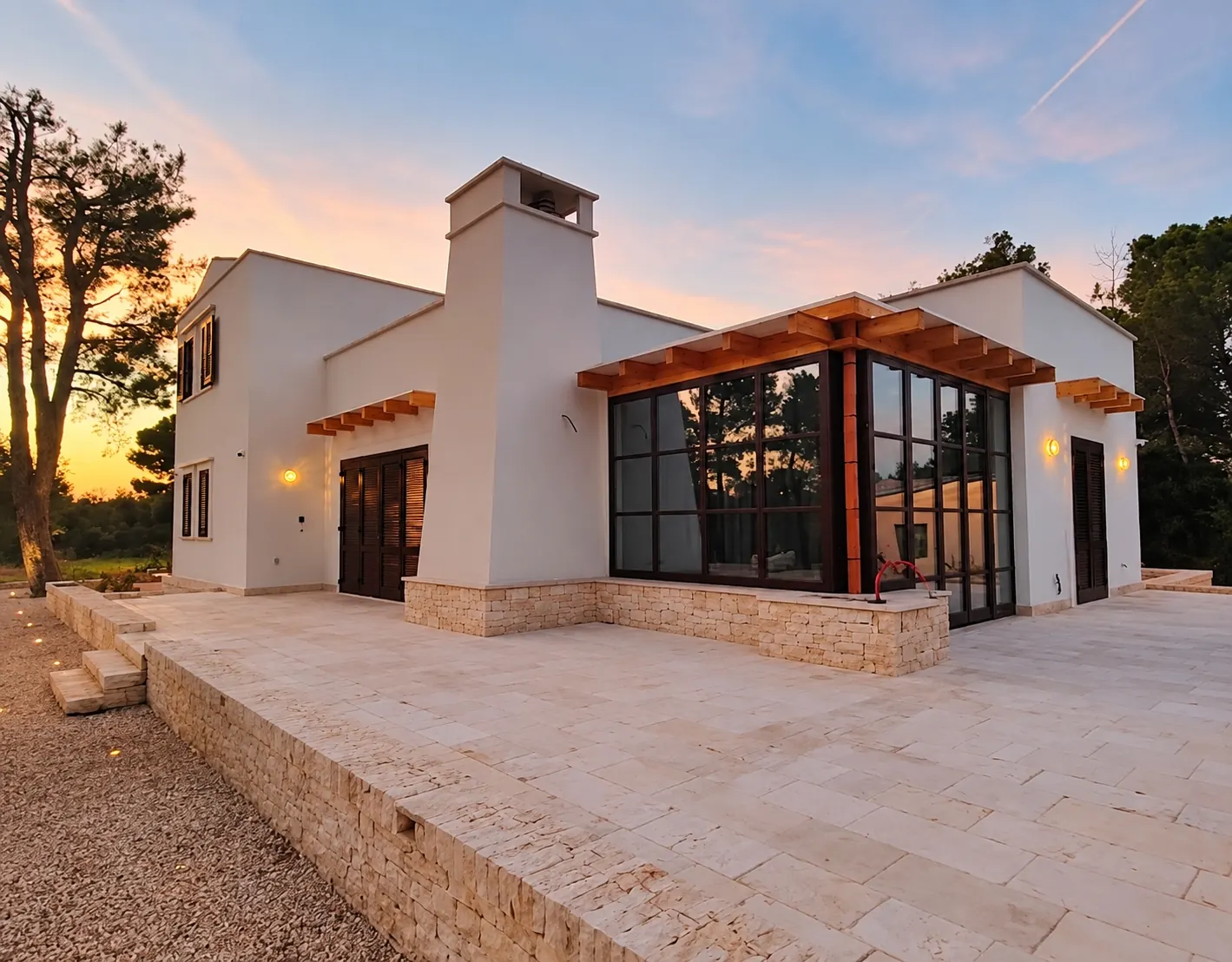 La veranda della villa alla luce del tramonto
